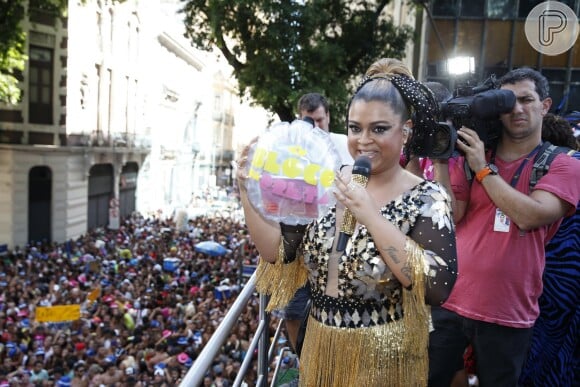 Preta Gil mandou fazer fantasia esvoaçantes e com labaredas de fogo para estrear em seu bloco no Carnaval de rua do Rio em 2015