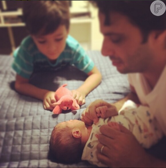 Vanessa Giácomo publicou em seu Instagram a primeira foto de Maria, sua filha com o marido, Giuseppe Dioguradi, após deixar a maternidade. 'Rodeada de amor', escreveu a atriz em seu Instagram