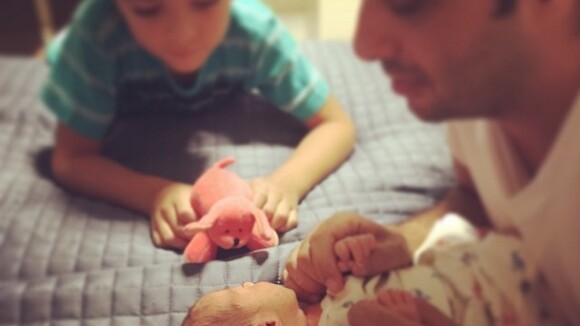 Vanessa Giácomo mostra foto do marido brincando com filha recém-nascida: 'Amor'