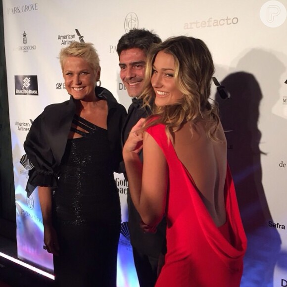 Xuxa posa ao lado do namorado, Junno Andrade, e da filha, Sasha