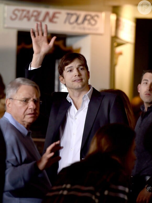 Ashton Kutcher compareceu a evento de filme para prestigiar a mulher, Mila Kunis, em Los Angeles, nos Estados Unidos. Casal teve a primeira filha há quatro meses