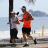A atriz Cleo Pires se exercitou na orla da praia de São Conrado, Zona Sul do Rio de Janeiro