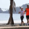 Cleo Pires caminha pela orla da praia de São Conrado no Rio para manter boa forma