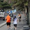 Cleo Pires caminha pela orla da praia de São Conrado no Rio para manter boa forma