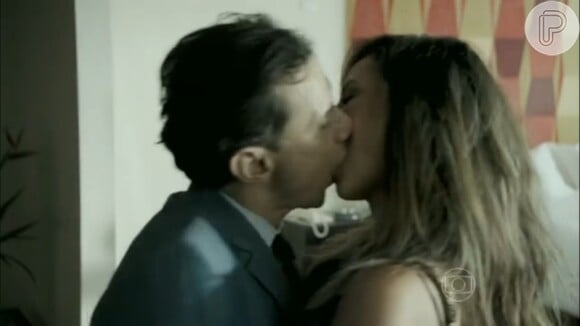 'Felizes Para Sempre?': Danny Bond (Paolla Oliveira) e Cláudio (Enrique Diaz) se beijam em quarto de hotel