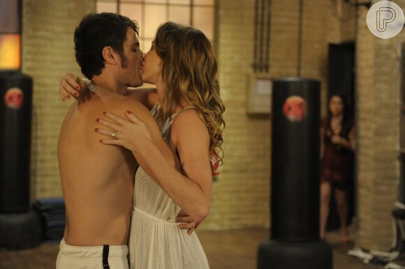 Vânia (Luana Piovani) e Ulisses (Eriberto Leão) se beijam e são flagrados por Lucilene (Thalita Lippi), em 'Guerra dos Sexos'