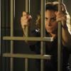 Wanda (Totia Meirelles), é presa e pede que Rosângela (Paloma Bernardi) vá pagar sua fiança, mas a traficada se recusa, em 'Salve Jorge'