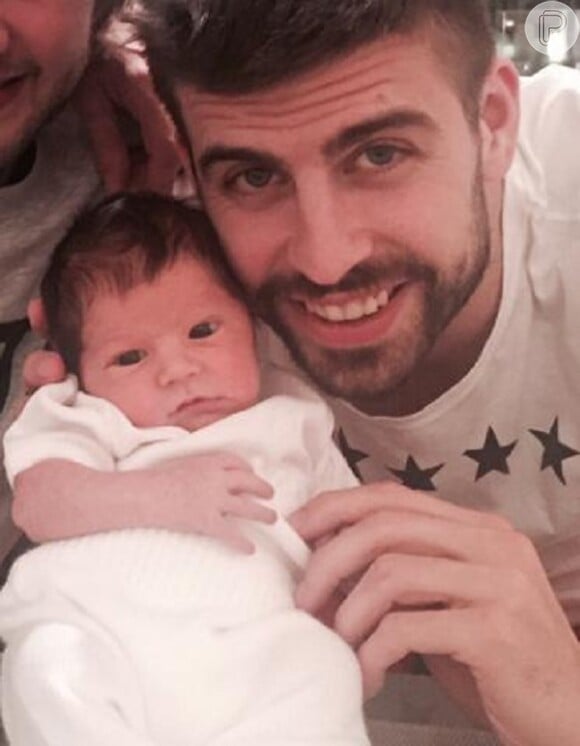 Gerard Piqué publicou nesta sexta-feira, 6 de fevereiro de 2015, uma foto ao lado de seu filho caçula, Sasha