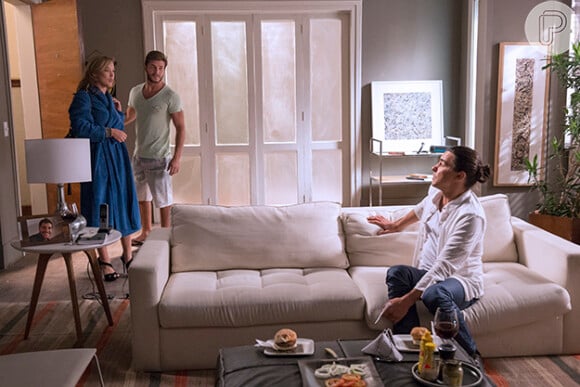 Amanda (Adriana Birolli) chega à casa de Leo (Klebber Toledo) e encontra Etevaldo (André Gonçalves) lá, em cena de 'Império'