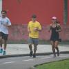 Luciano Huck corre na orla do Rio acompanhado de dois amigos