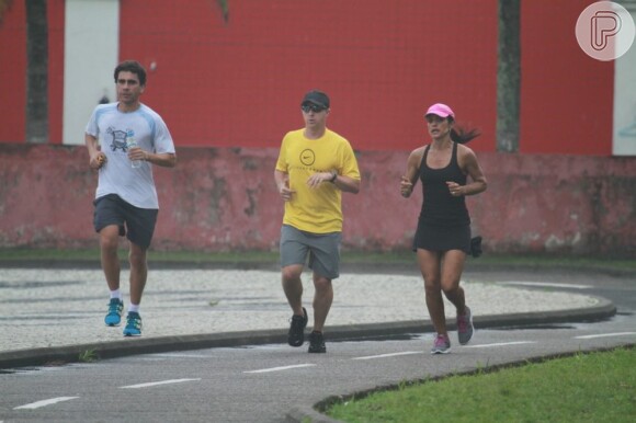 Luciano Huck corre na orla do Rio acompanhado de dois amigos