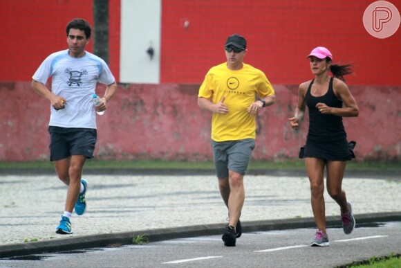 Luciano Huck corre pela orla da Barra da Tijuca, na zona oeste do Rio, em novembro de 2012