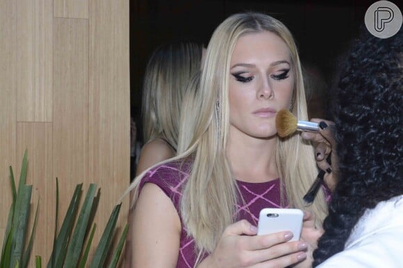 Namorada de Alexandre Pato, Fiorella Mattheis checa telefone durante making off de desfile de moda em São Paulo