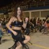 Descalça, Thaila Ayala mostra samba no pé em ensaio técnico da Gaviões da Fiel, em São Paulo