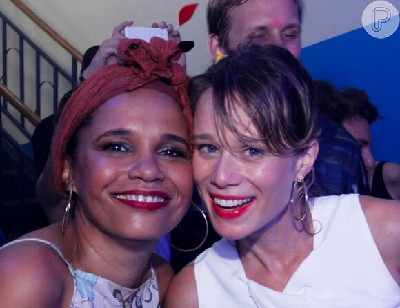 Mariana Ximenes aproveita noite carioca com samba da Portela ao lado da cantora Tereza Cristina