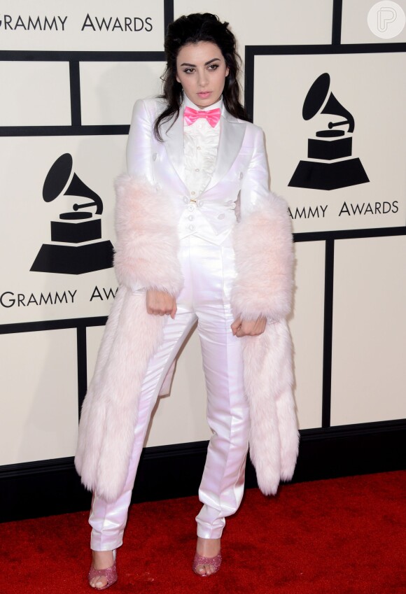 Charli XCX veste Moschino no Grammy Awards 2015