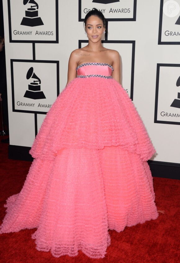 Rihanna veste Giambattista Valli no Grammy Awards 2015