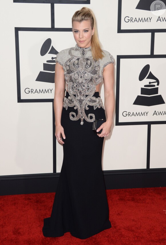 Kimberly Perry veste Steven Khalil no Grammy Awards 2015