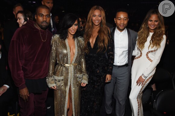 Kanye West, Kim Kardashian, Beyoncé, John Legend e Chrissy Teigen posam para foto no Grammy Awards 2015, em 8 de fevereiro de 2015
