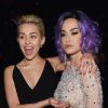 Miley Cyrus brinca com o tamanho do seios de Katy Perry no Grammy Awards 2015, em 8 de fevereiro de 2015