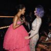 Rihanna e Katy Perry batem papo no Grammy Awards 2015, em 8 de fevereiro de 2015