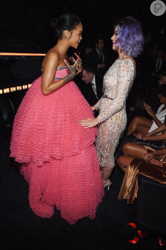 Rihanna e Katy Perry batem papo no Grammy Awards 2015, em 8 de fevereiro de 2015
