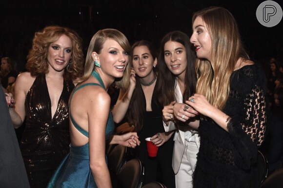 Taylor Swift se encontra com as meninas do Haim no Grammy Awards 2015, em 8 de fevereiro de 2015
