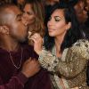 Kim Kardashian limpa a boca de Kanye West nos bastidores do Grammy Awards 2015, em 8 de fevereiro de 2015