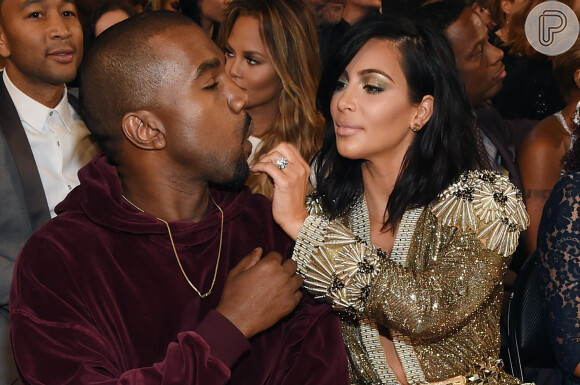 Kim Kardashian limpa a boca de Kanye West nos bastidores do Grammy Awards 2015, em 8 de fevereiro de 2015