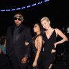 Miley Cyrus, Nicki Minaj e Mike Will Made It se encontram nos bastidores do Grammy Awards 2015, em 8 de fevereiro de 2015