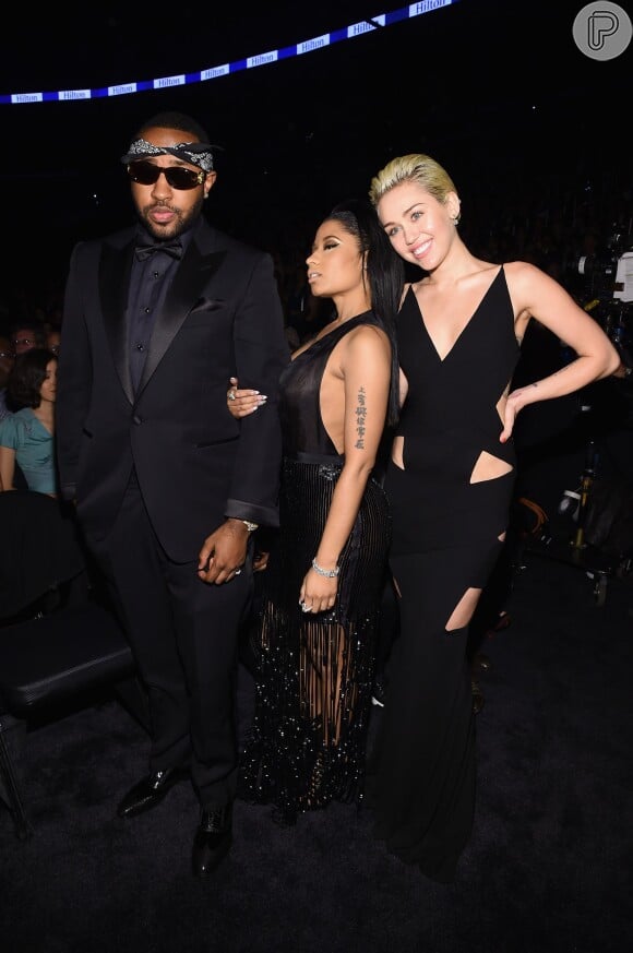 Miley Cyrus, Nicki Minaj e Mike Will Made It se encontram nos bastidores do Grammy Awards 2015, em 8 de fevereiro de 2015