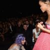 Katy Perry brinca com a barra do vestido de Rihanna