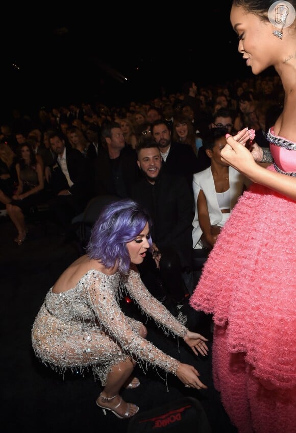 Katy Perry brinca com a barra do vestido de Rihanna