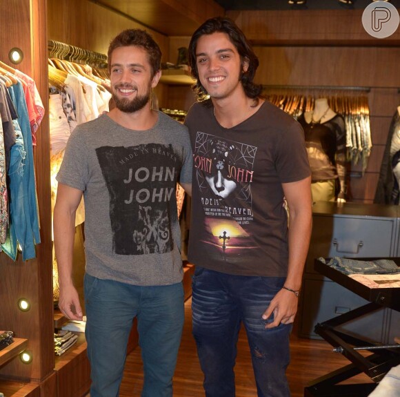 Rafael Cardoso e Rodrigo Simas marcam presença em lançamento da coleção Nationhood da grife John John, em São Paulo, em 10 de fevereiro de 2015
