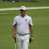 Rodrigo Lombardi usa roupa branca para jogar golfe