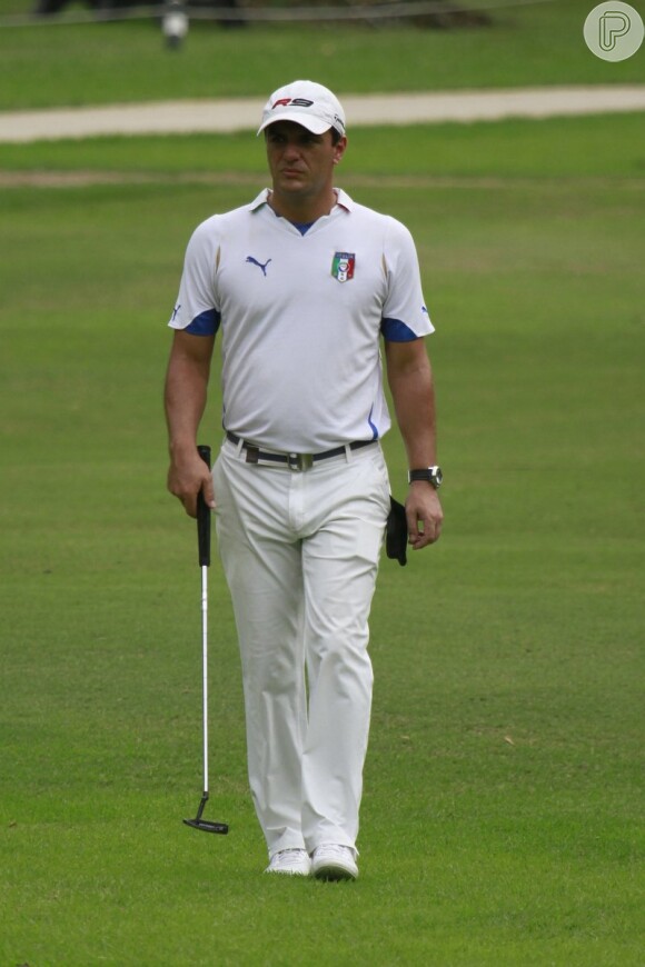 Rodrigo Lombardi usa roupa branca para jogar golfe