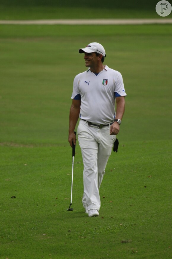 Rodrigo Lombardi se diverte jogando golfe, no Rio