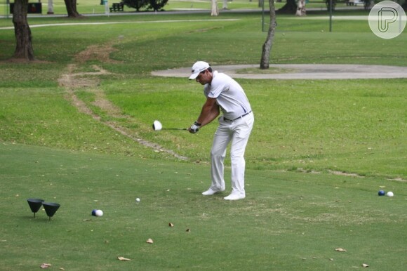 Rodrigo Lombardi tira folga e vai jogar golfe, no Rio