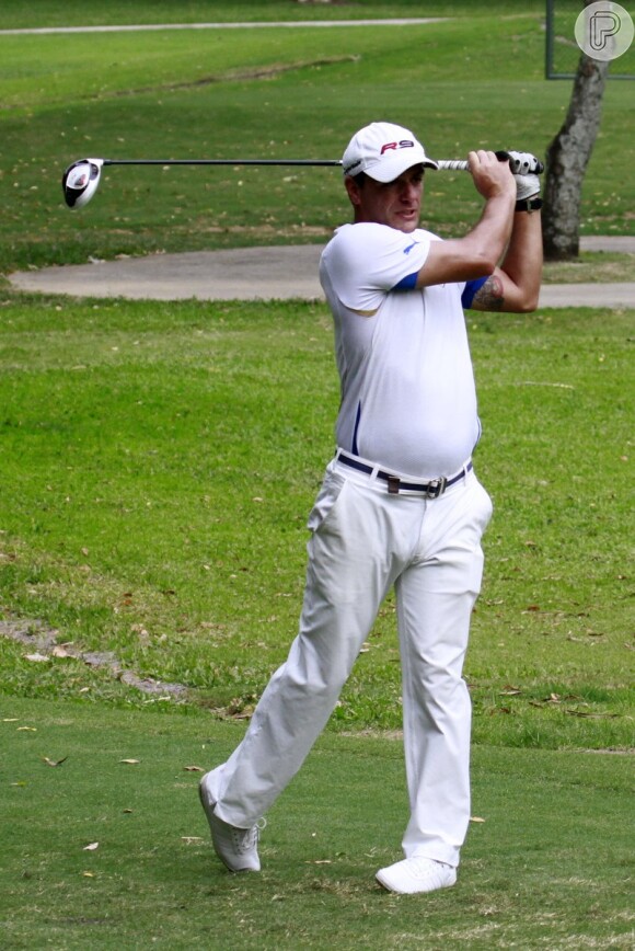 Rodrigo Lombardi pratica golfe no Rio de Janeiro