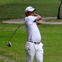 Rodrigo Lombardi tira folga de 'Salve Jorge' e mostra talento no golfe