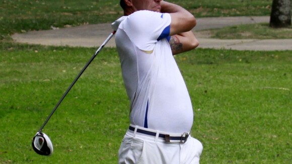 Rodrigo Lombardi tira folga de 'Salve Jorge' e mostra talento no golfe