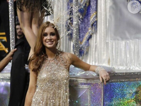 Marina Ruy Barbosa usa vestido brilhoso em desfile da Unidos de Santa Teresa