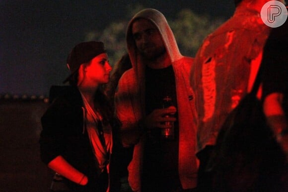 Kristen Stewart e Robert Pattinson assistem ao segundo dia do Coachella Music Festival, na Califórnia. Em 12 de abril de 2013