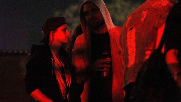 Kristen Stewart e Robert Pattinson são flagrados juntos no festival Coachella