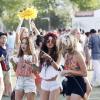 Vanessa Hudgens contou com a companhia de duas amigas e exibiu um look hippie, inspirado no festival de Woodstock