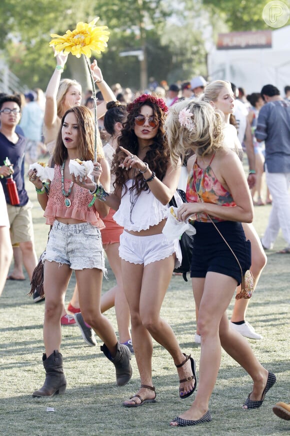 Vanessa Hudgens contou com a companhia de duas amigas e exibiu um look hippie, inspirado no festival de Woodstock