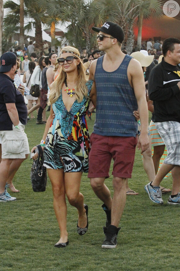 Com um modelito cheio de estampas, Paris Hilton chegou ao evento acompanhada do namorado, River Viiperi
