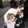 Angelina Jolie conversa e sorri com os filhos