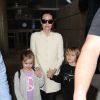 Angelina Jolie desembarca com o casal de gêmeos Vivienne e Knox, em Los Angeles, em 11 de fevereiro de 2015