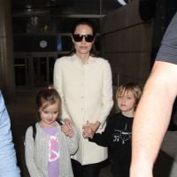 Angelina Jolie desembarca de mãos dadas com os gêmeos, Vivienne e Knox, em LA